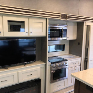 luxury mid profile 5th wheel